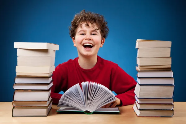 Curly boy aprendendo em casa — Fotografia de Stock