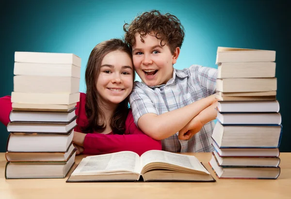 Kinder lernen zu Hause — Stockfoto