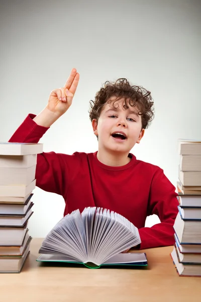 Kudrnatý kluk učení doma — Stock fotografie