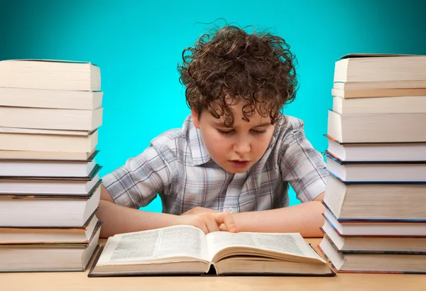 Curly boy aprendendo em casa — Fotografia de Stock