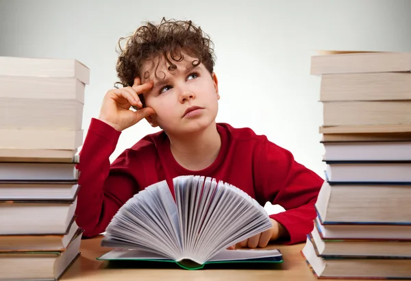 Σγουρό αγόρι μάθηση στο σπίτι — Stockfoto
