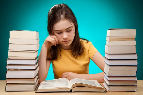 Studentin macht ihre Hausaufgaben — Stockfoto