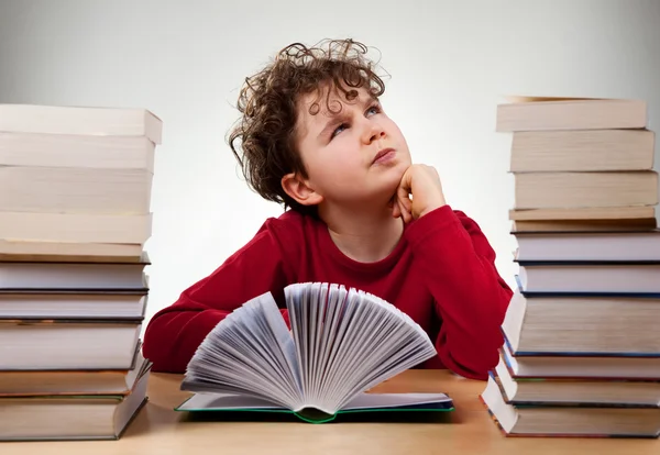 Curly boy aprendendo em casa — Fotografia de Stock