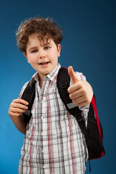 Student met rugzak lezen van boek — Stockfoto