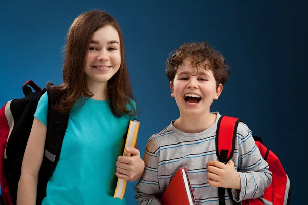 Étudiants tenant des livres — Photo