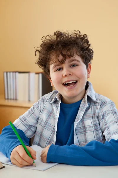 Garçon faire des devoirs — Photo