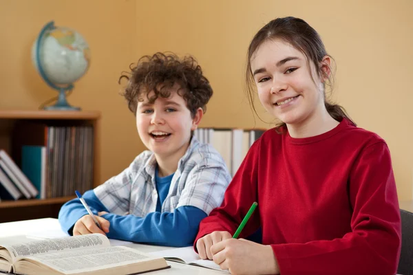 Niños aprendiendo en casa —  Fotos de Stock