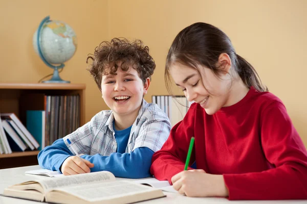 Děti učí doma — Stock fotografie