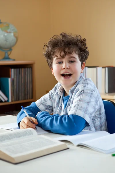 Jongen doet huiswerk — Stockfoto