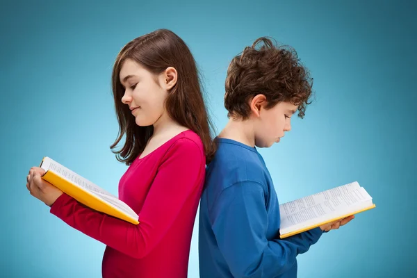 Schüler lesen Bücher — Stockfoto