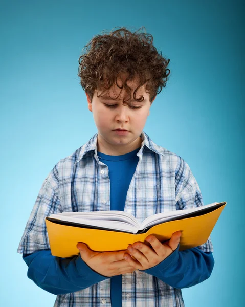 Schüler mit Lesebuch im Rucksack — Stockfoto