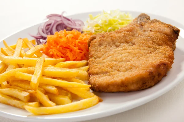 Wieprzowy kotlet smażony, frytki i surówka — Zdjęcie stockowe