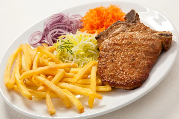 Carne de porc la grătar, cartofi prăjiți și salată de legume — Fotografie, imagine de stoc