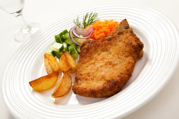 Carne de porco frita, batatas fritas e salada de legumes — Fotografia de Stock