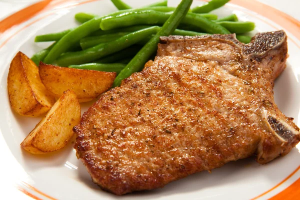 Roston sült steak, sült burgonyával, bab — Stock Fotó