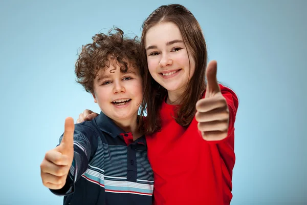 Chlapec a dívka ukazuje palec nahoru znamení — Stock fotografie