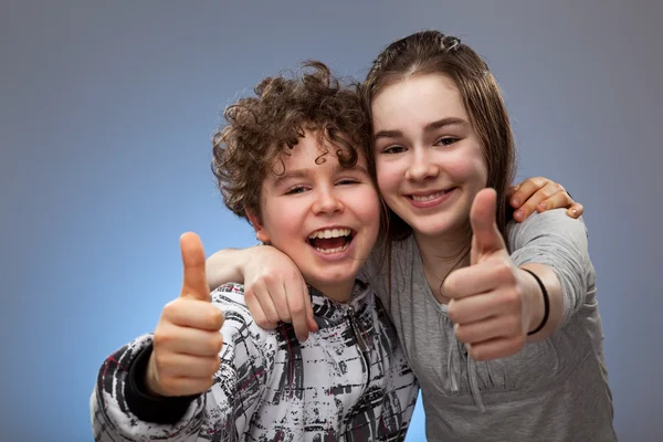 Αγόρι και κορίτσι που παρουσιάζει μπράβο σημάδι — Φωτογραφία Αρχείου