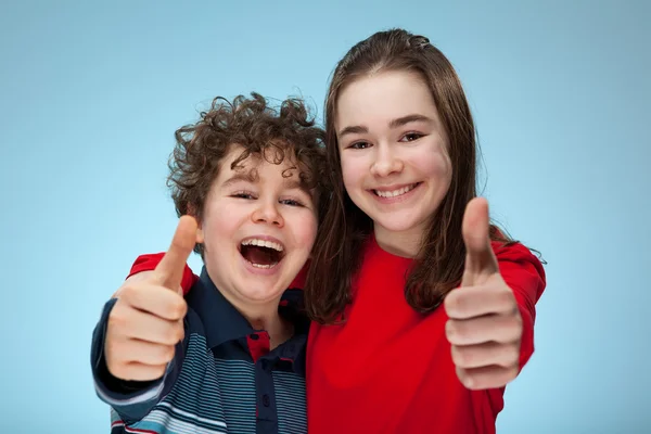 Menino e menina mostrando polegares para cima sinal — Fotografia de Stock