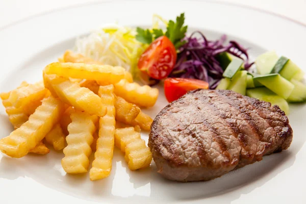 Steaks vom Grill, Pommes und Gemüse — Stockfoto