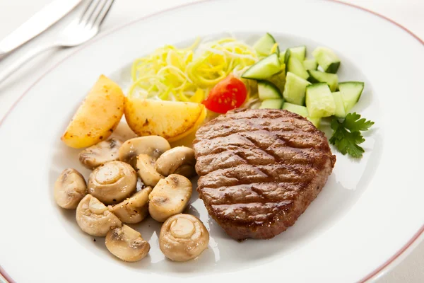Gegrilde steaks, fruit en paddestoelen — Stockfoto