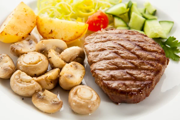 Grilled steaks, vegetables and mushrooms — Stock Photo, Image