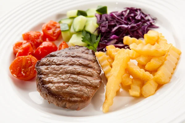 Gegrilde steaks, chips en groenten — Stockfoto