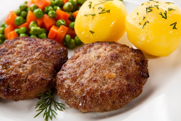 Gebakken pork chops met gekookte aardappelen en groenten — Stockfoto