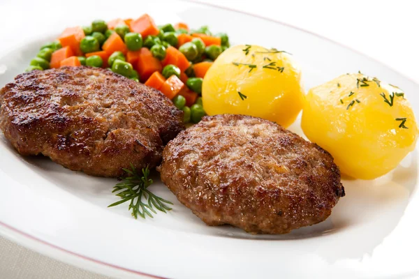 Chuletas de cerdo fritas con patatas y verduras hervidas —  Fotos de Stock