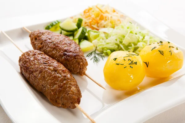 Kebab arrosto con patate e verdure — Foto Stock