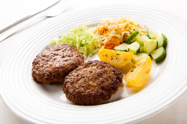 Costolette di maiale fritte con patate e verdure bollite — Foto Stock