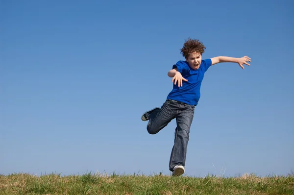 Pojken hoppar utomhus — Stockfoto