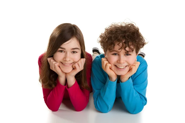 Retrato de dos niños mentirosos — Foto de Stock