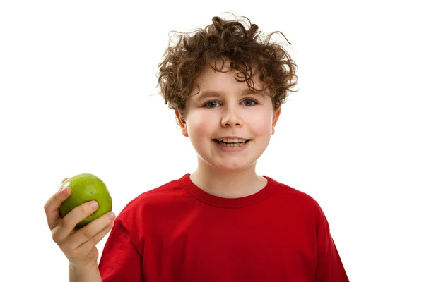 Junge isst grünen Apfel — Stockfoto