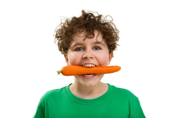 Ragazzo mangiare carota fresca — Foto Stock