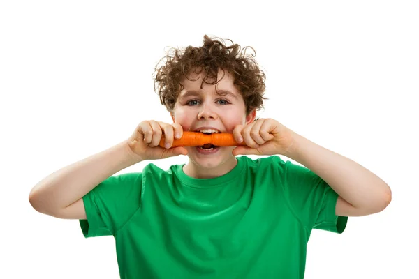 Chlapec jíst čerstvé mrkve — Stock fotografie