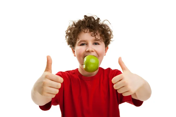 Мальчик ест зеленое яблоко — стоковое фото