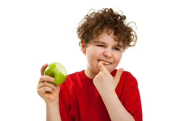Junge isst grünen Apfel — Stockfoto
