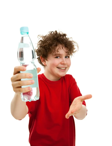 Junge hält Flasche Wasser in der Hand — Stockfoto