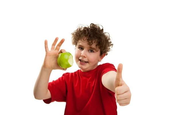 Junge isst grünen Apfel — Stockfoto