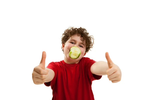 Junge isst grünen Apfel — Stockfoto