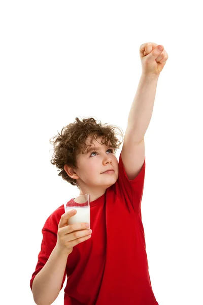 Мальчик держит стакан молока — стоковое фото