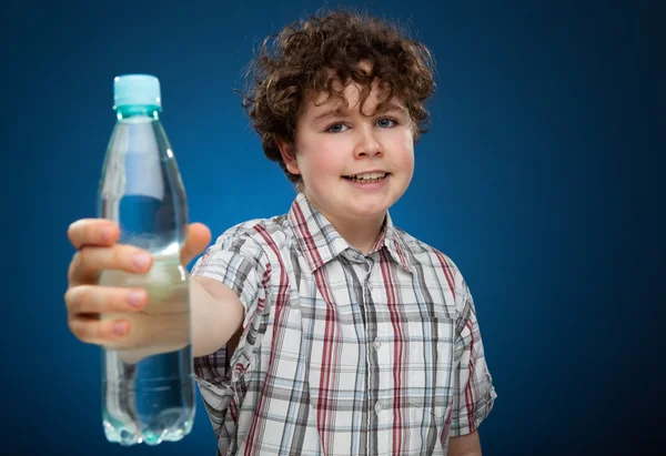 Junge hält Flasche Wasser in der Hand — Stockfoto