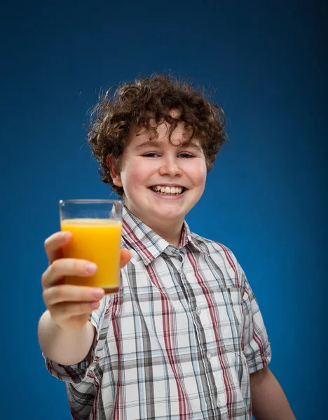 Junge mit Orangensaft — Stockfoto