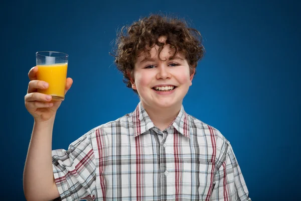 Хлопчик з апельсиновим соком — стокове фото