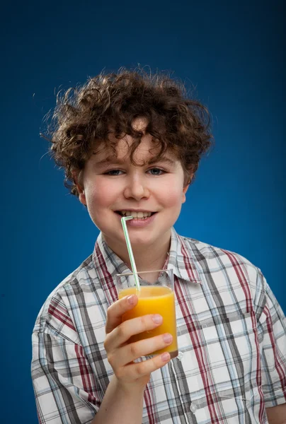 Pojke med apelsinjuice — Stockfoto