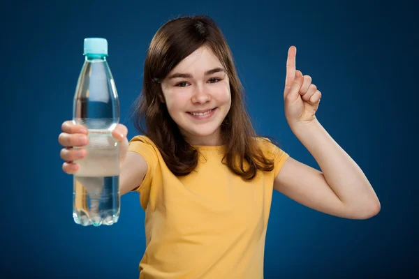 Mädchen hält Flasche Wasser in der Hand — Stockfoto