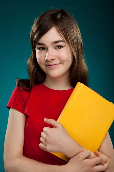 Menina segurando livro — Fotografia de Stock