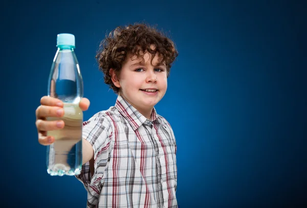 Junge hält Flasche Wasser in der Hand — Stockfoto