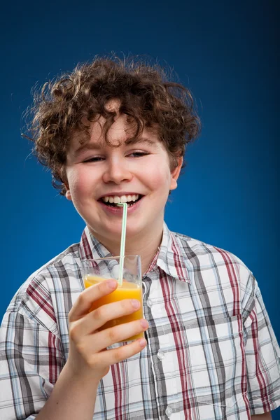 Pojke med apelsinjuice — Stockfoto