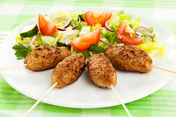 Gebratener Kebab mit Gemüse — Stockfoto